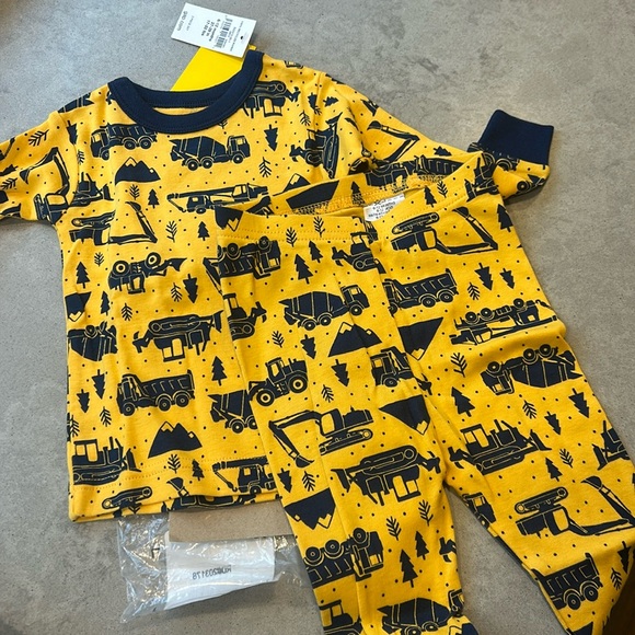 NWT Baby Gap PJ Set 6-12 Months - Picture 1 of 4